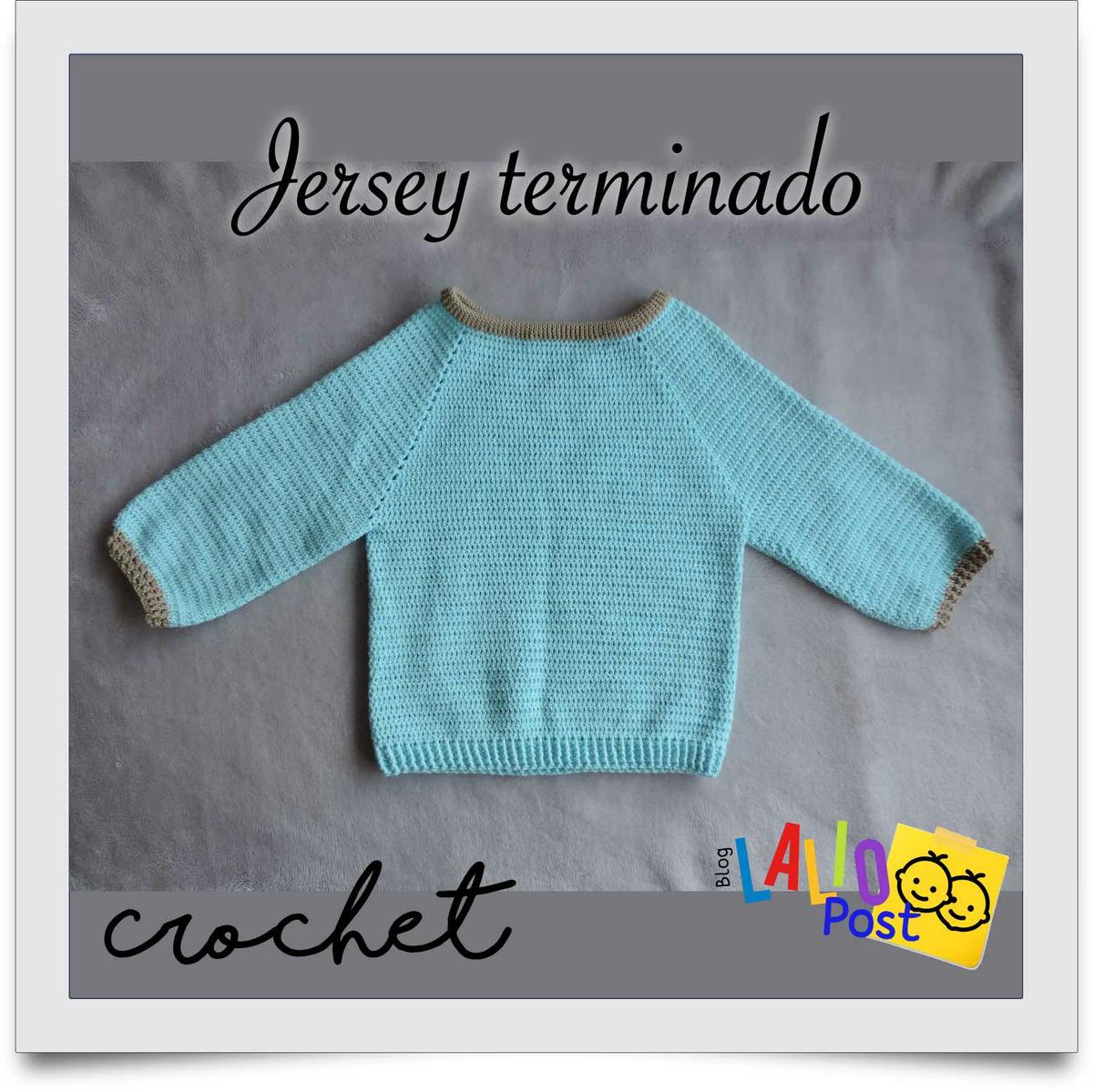 Jersey tejido a crochet en color azul celeste y detalles en marrón claro 