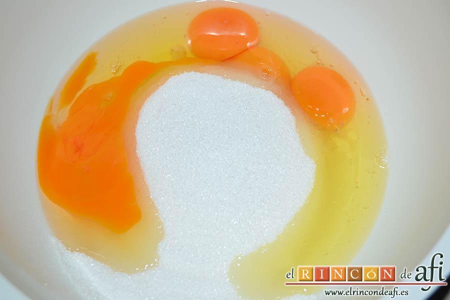 Bica bicolor, poner en un bol amplio los huevos y el azúcar