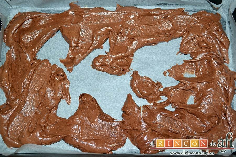 Bica bicolor, engrasar y preparar la bandeja de horno vertiendo la masa de chocolate por los bordes y el centro