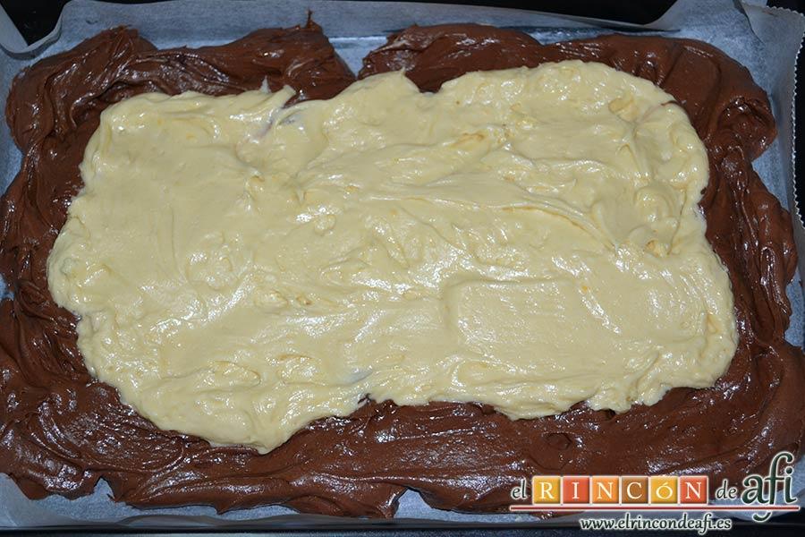 Bica bicolor, volcar encima la masa sin cacao