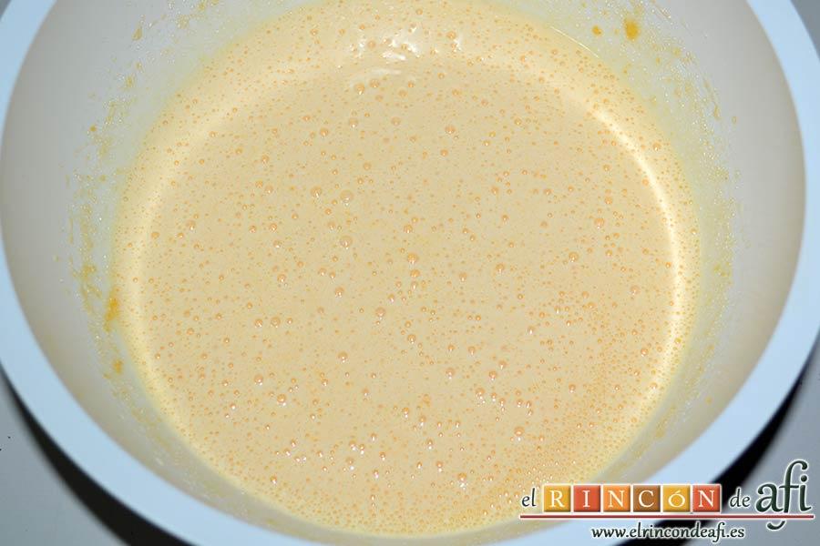 Bica bicolor, batir con varillas eléctricas hasta que blanquee