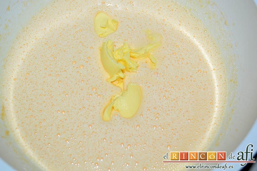 Bica bicolor, añadir la mantequilla poco a poco