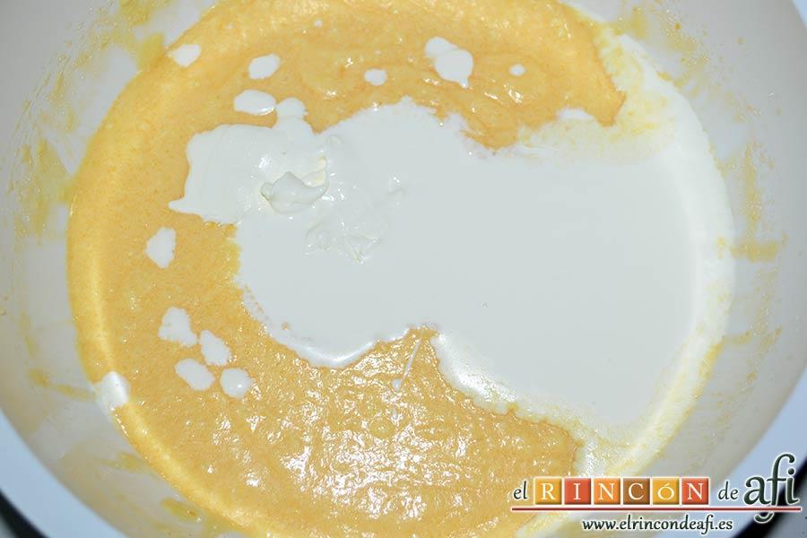 Bica bicolor, verter la nata (crema de leche)