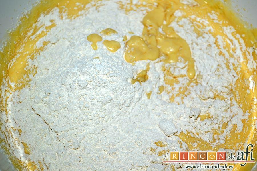 Bica bicolor, incorporar la mezcla de harinas y gaseosas tamizadas