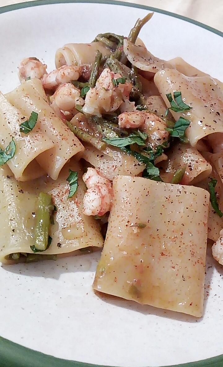Pasta con espárragos y gambas - Paccheri con asparagi e mazzancolle - Asparagus tomato shrimp pasta