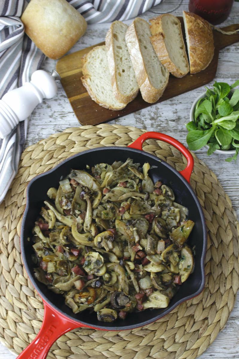 Setas con jamón y bacon salteadas