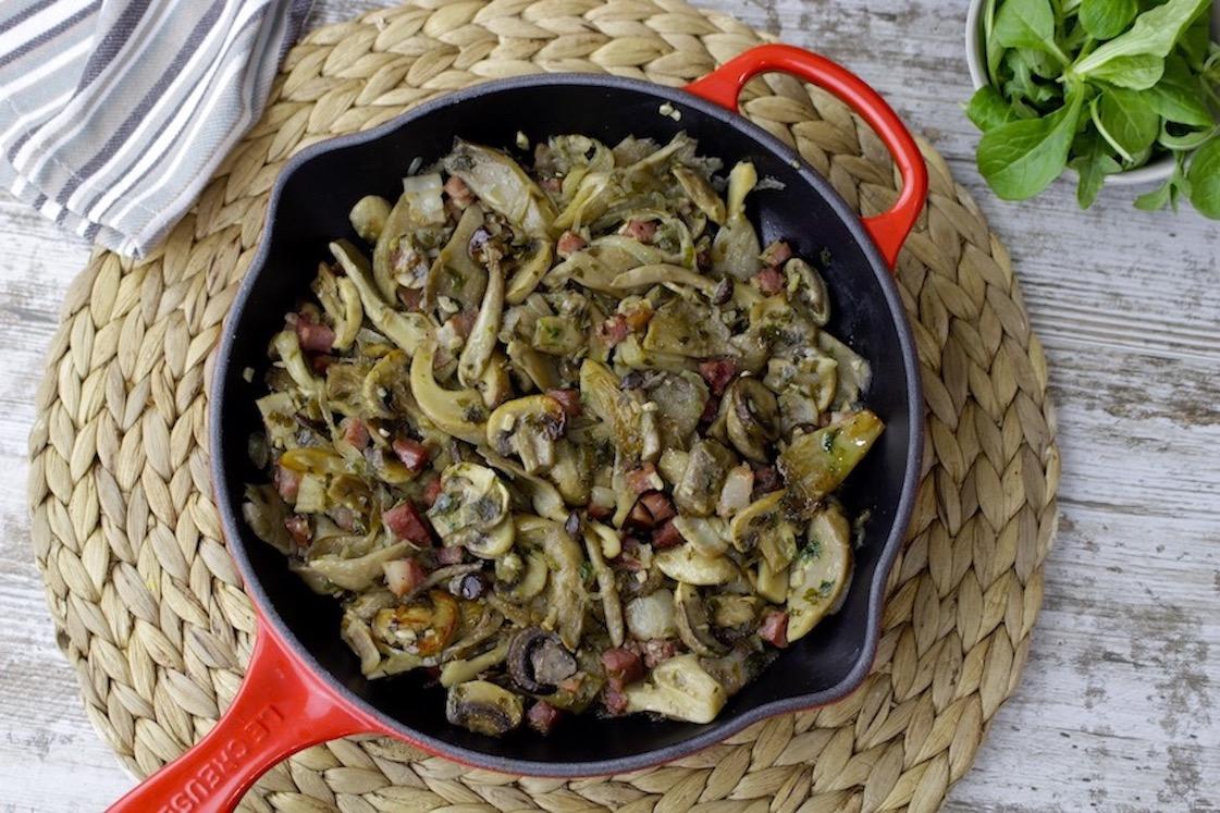 Setas con jamón y bacon salteadas