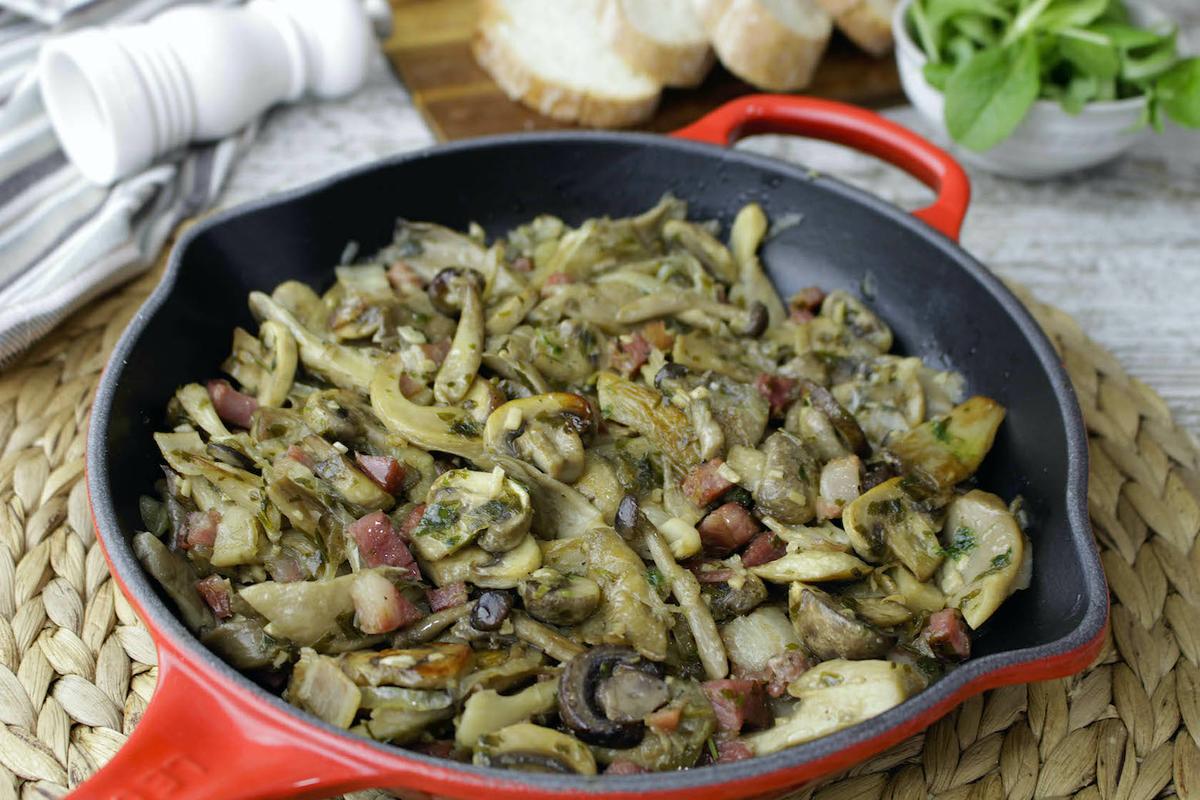 Setas con jamón y bacon salteadas