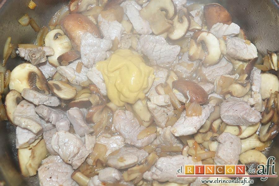 Tacos de solomillo de cerdo con salsa de champiñones Portobello, añadir la mostaza de Dijon