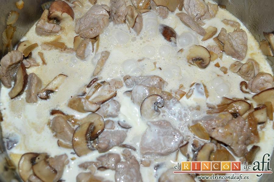 Tacos de solomillo de cerdo con salsa de champiñones Portobello, añadir la nata (crema de leche)