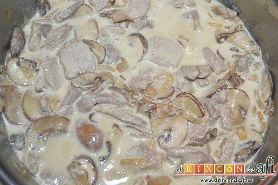 Tacos de solomillo de cerdo con salsa de champiñones Portobello, dejar cocer a fuego moderado