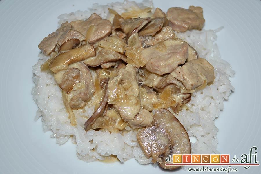 Tacos de solomillo de cerdo con salsa de champiñones Portobello, sugerencia de presentación