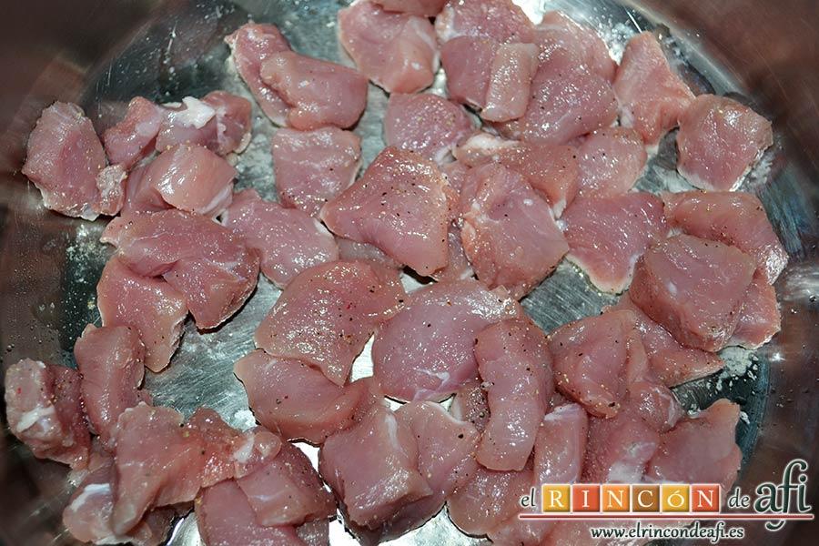 Tacos de solomillo de cerdo con salsa de champiñones Portobello, echar aceite en un caldero y cuando esté caliente echar el solomillo