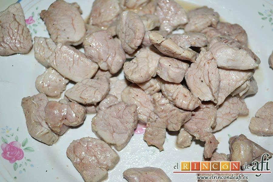 Tacos de solomillo de cerdo con salsa de champiñones Portobello, reservarlos en un plato