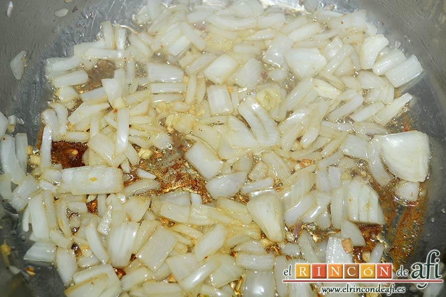 Tacos de solomillo de cerdo con salsa de champiñones Portobello, añadir la cebolla troceada