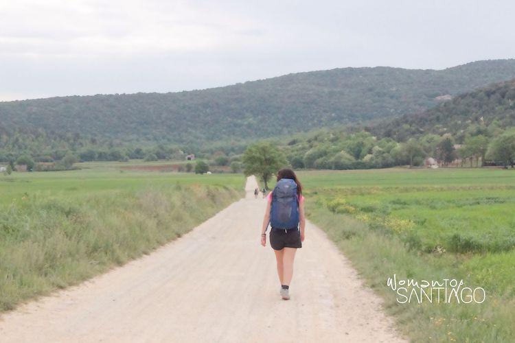 Peregrina paseando por el Camino de Santiago tras el Covid-19