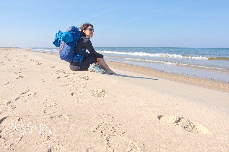 Peregrina en la playa mirando al mar