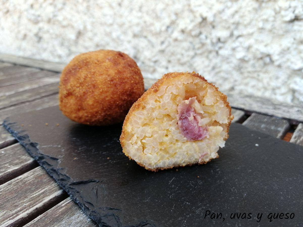 croquetas de arroz - pan uvas y queso 