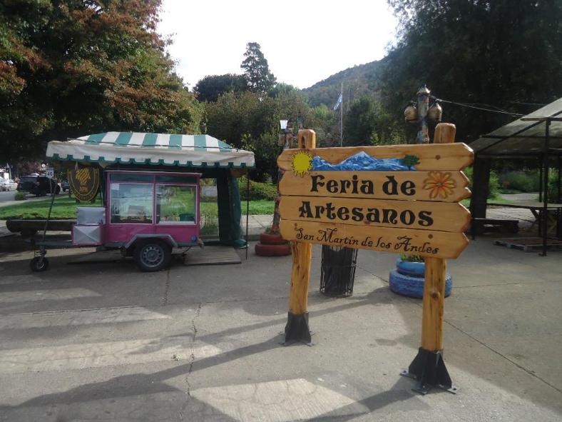 feria de artesanos en el centro de san martin de los andes