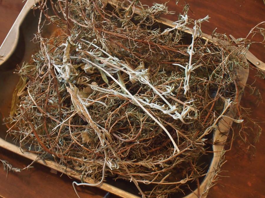 Romero, laurel y lavanda secos en una bandeja preparados para sahumerios