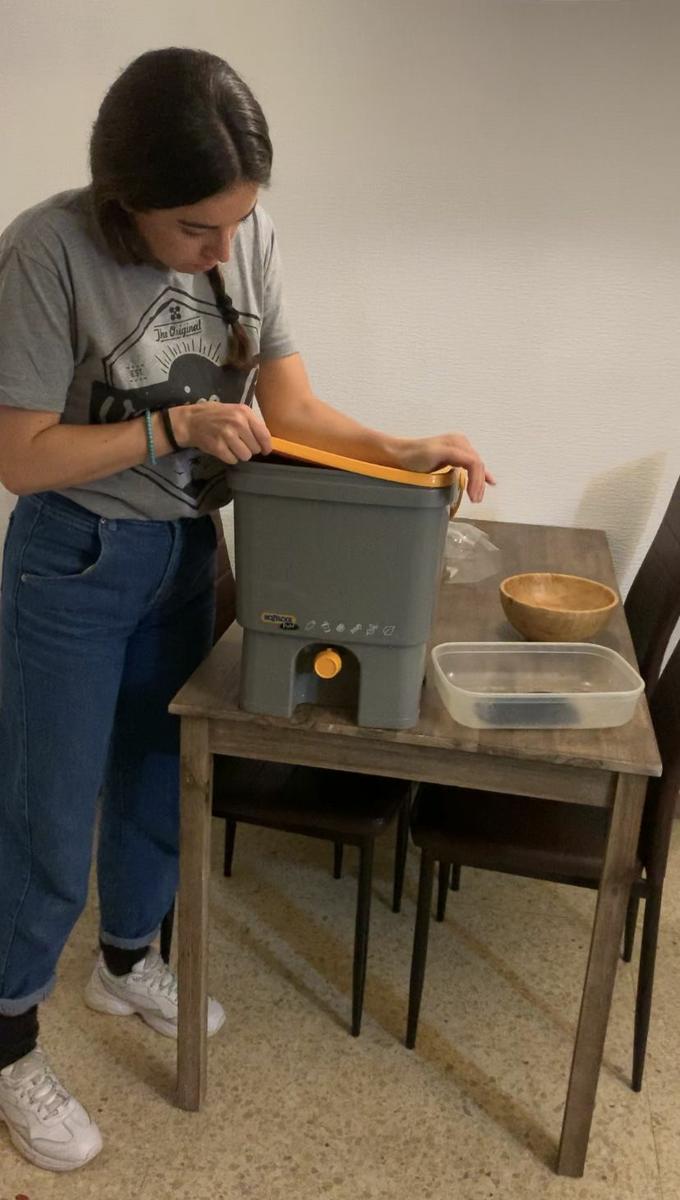 5. Cierra el cubo herméticamente para que no entre aire y los alimentos se fermenten.