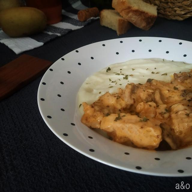 Pollo en salsa Strogonoff