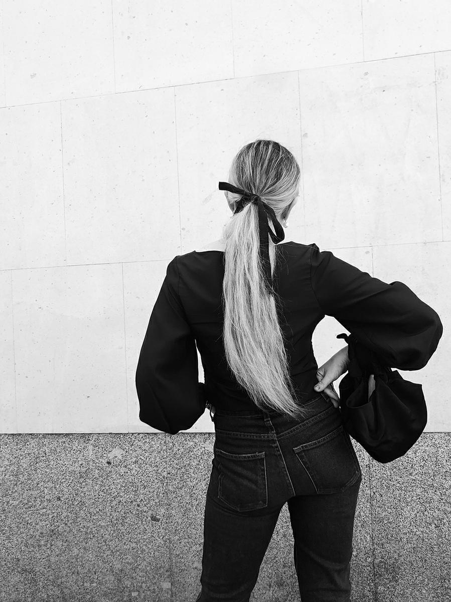 Trini | Khaite jeans Deitas top