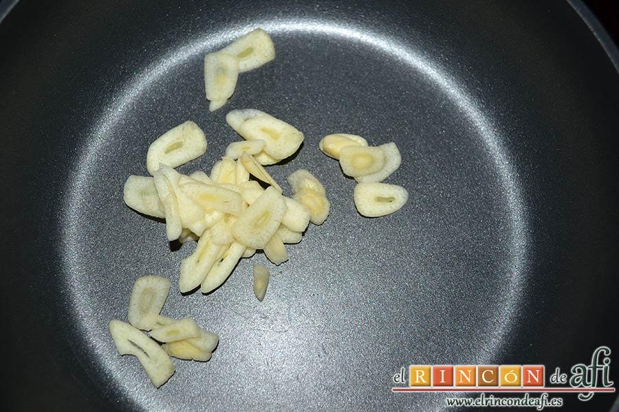 Espaguetis con atún y aceitunas, pelar y laminar el ajo