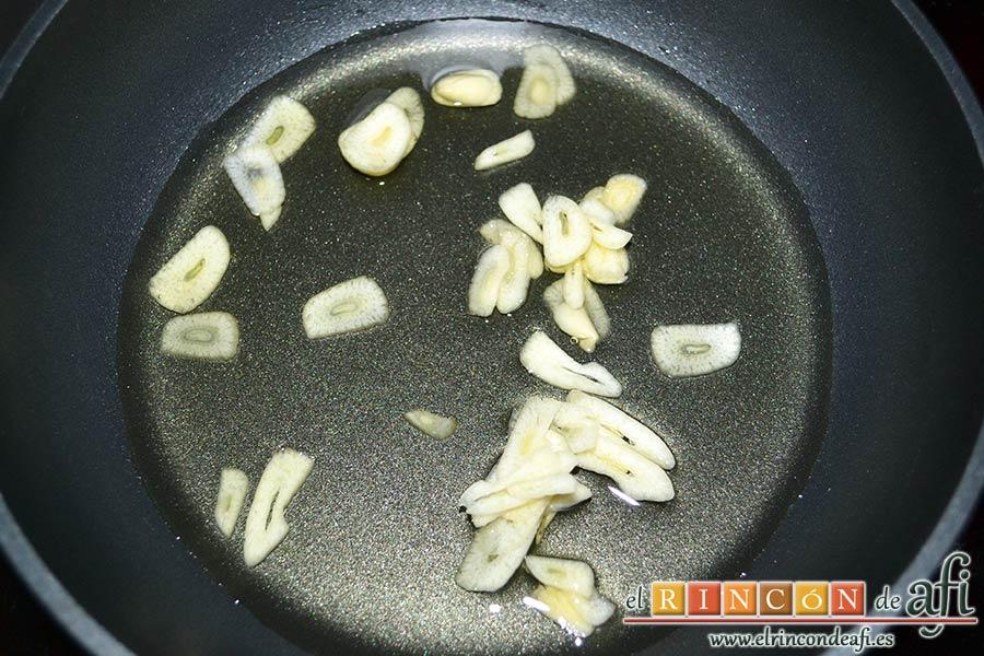 Espaguetis con atún y aceitunas, dorar los ajos en aceite