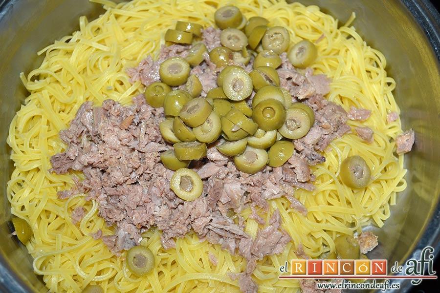 Espaguetis con atún y aceitunas, añadir las aceitunas y el atún