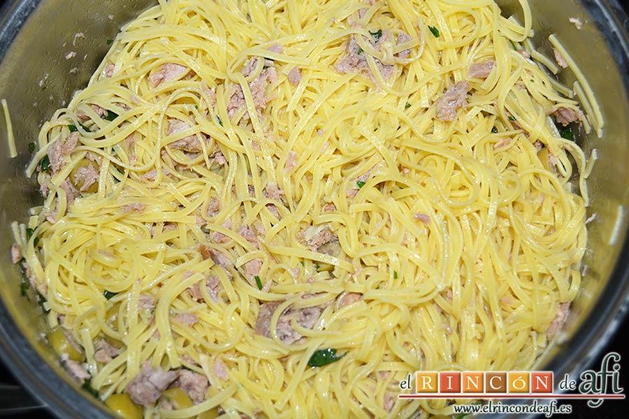 Espaguetis con atún y aceitunas, mezclar