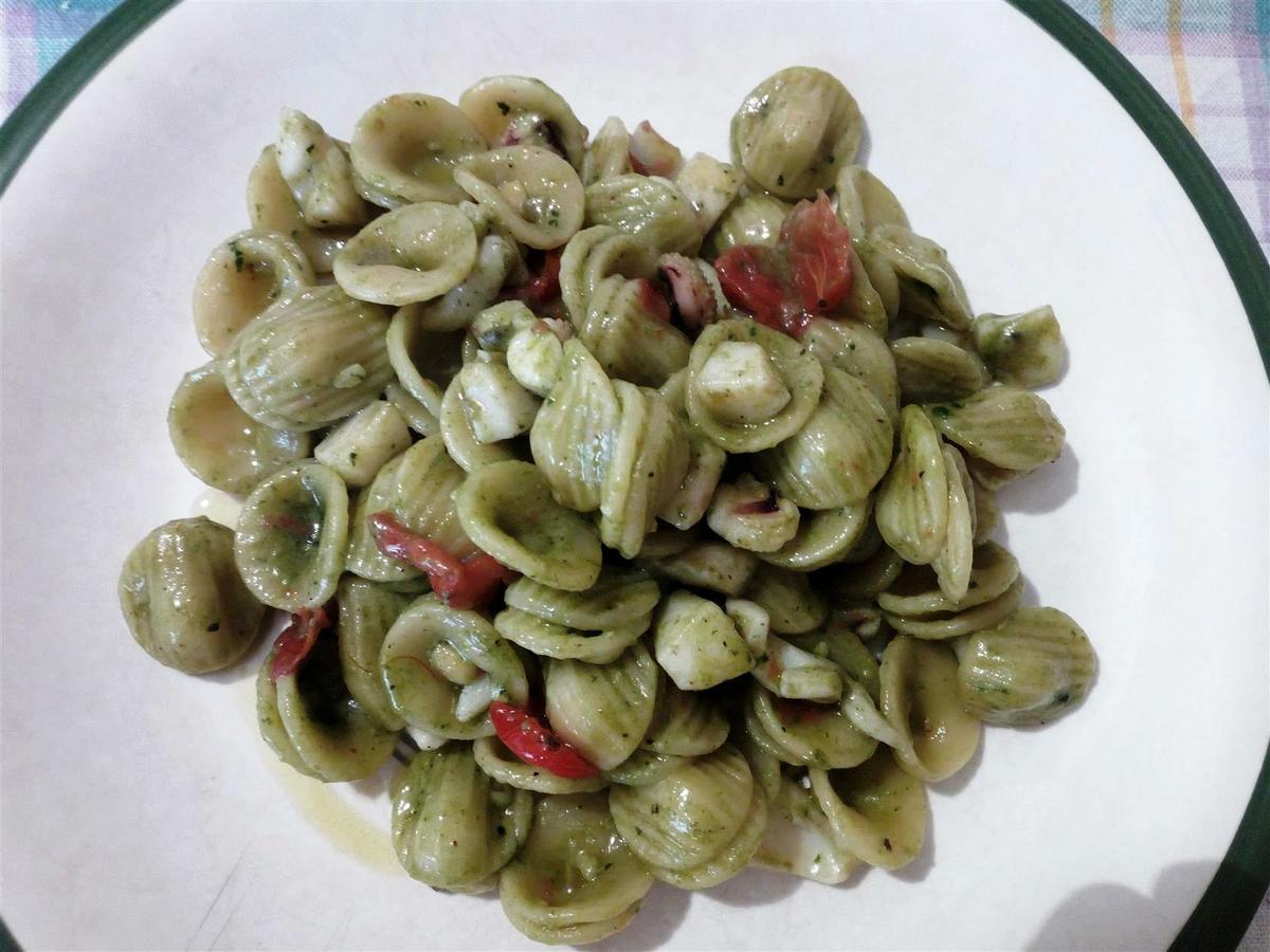 Pasta orecchiette con sepia y salsa pesto - Orecchiette seppie e pesto - Pasta with cuttlefish and pesto sauce