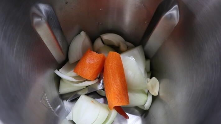 Picar la verdura en el vaso