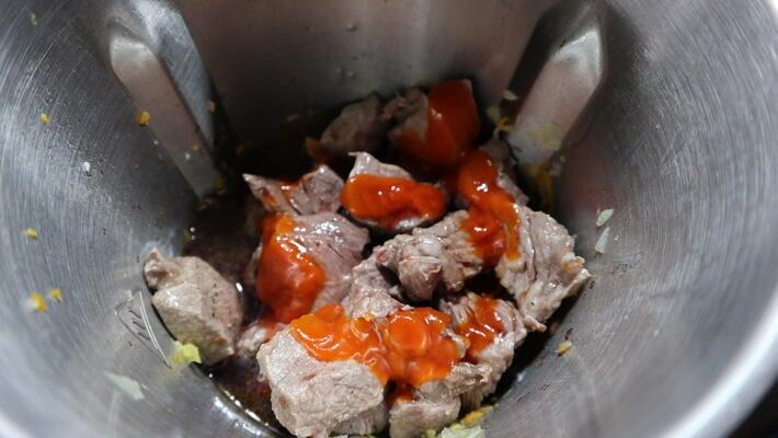 Ponemos ahora la carne para preparar junto a los demás ingredientes