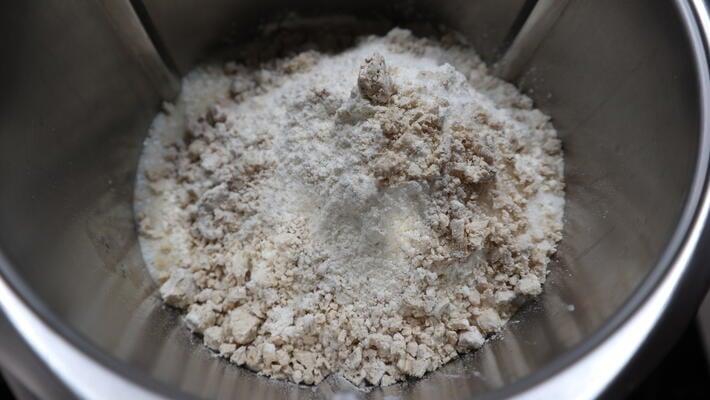 Añadimos la harina, el azúcar, la levadura y mezclamos