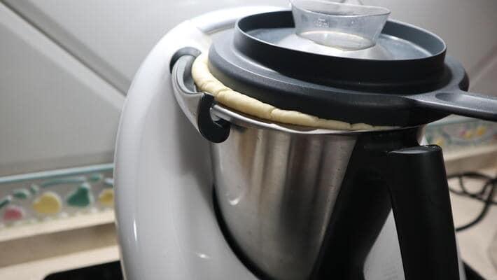 Fermentar la masa para hacer los perritos