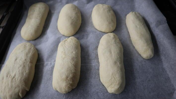 Hacer la forma de pan para los hot dog