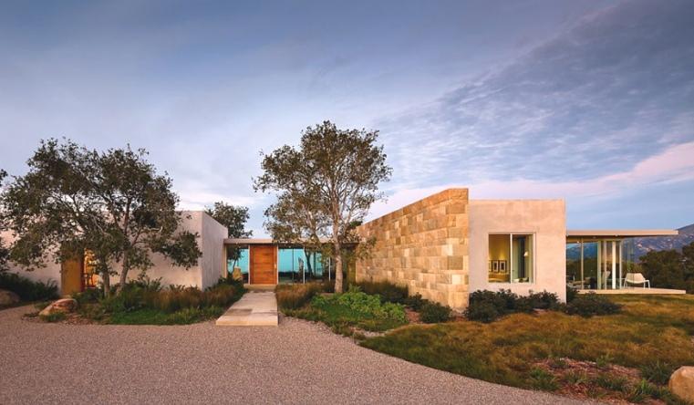 casa moderna con grandes cristaleras