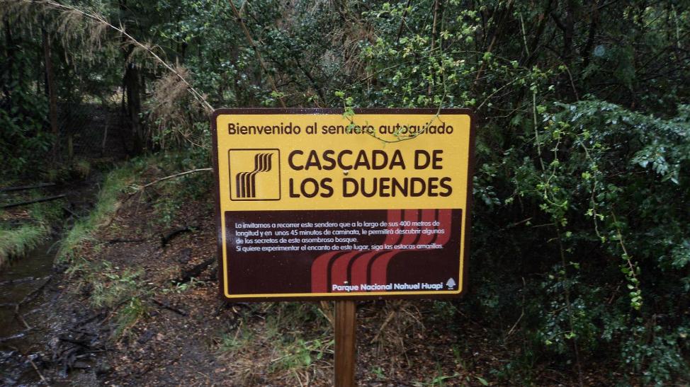 sendero señalizado en cascada de los duendes