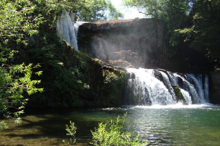 cascada mallin en patagonia argentina