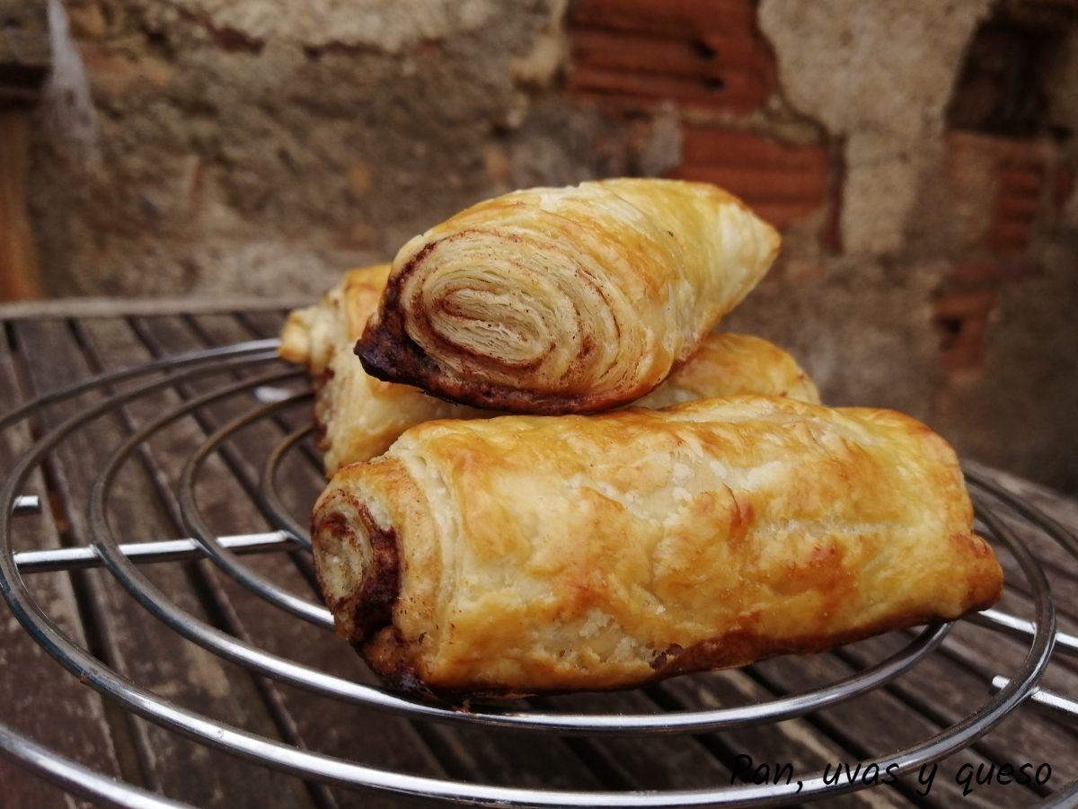 hojaldres de canela - pan uvas y queso 