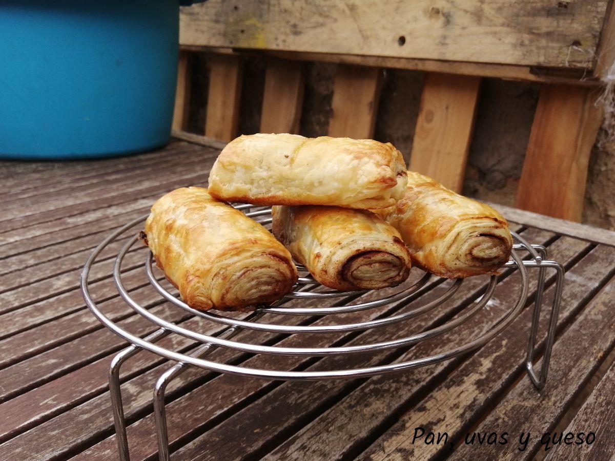hojaldres de canela - pan uvas y queso 