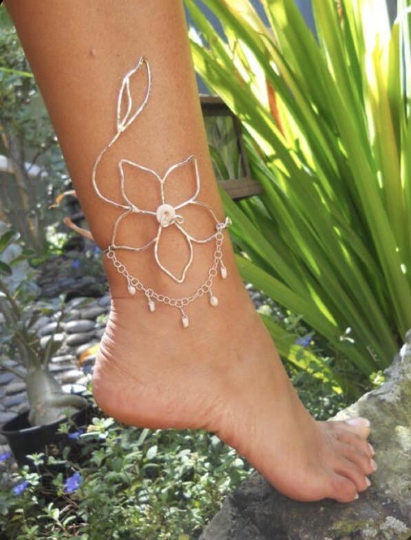pies de mujer con pulsera de tobillo don forma de flor