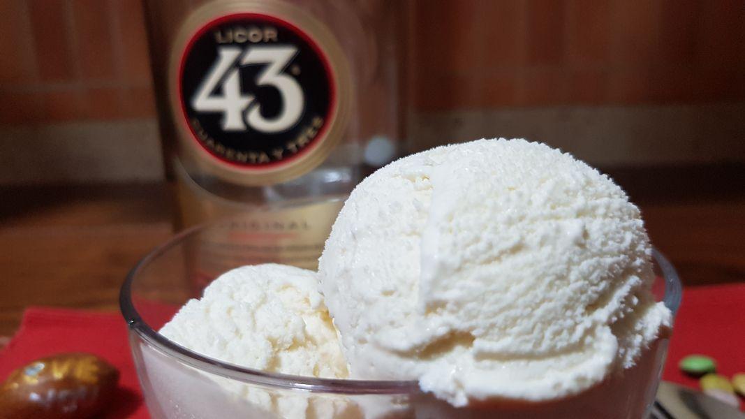 Helado de vainilla y licor 43