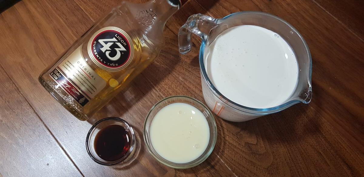Helado de vainilla y licor 43