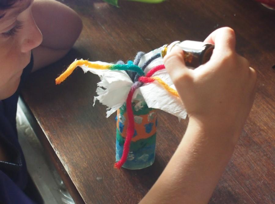 Niño echando una gotas de aceite esencial sobre el difusor de aroma casero DIY para sahumerio