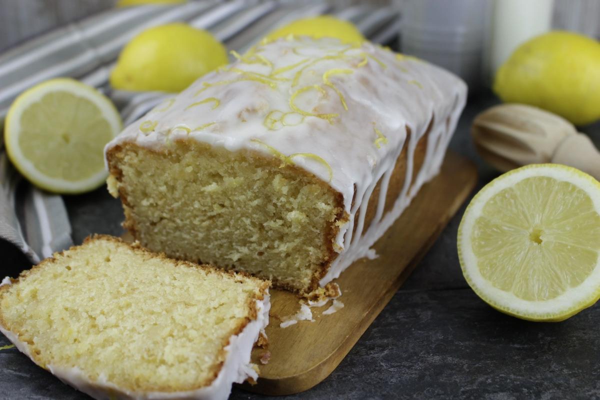 Bizcocho de limón glaseado sin lactosa