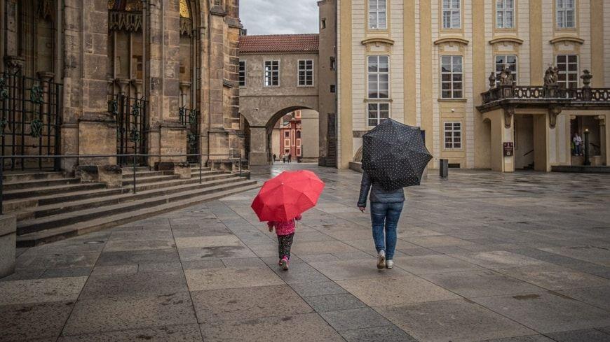 Mamá e hija caminan por una Praga sin turistas
