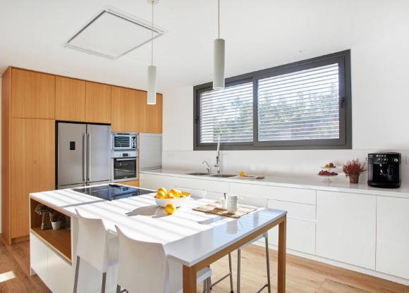 cocina en madera y color blanco