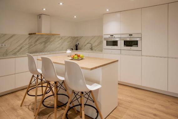 cocina blanca con mucha luz